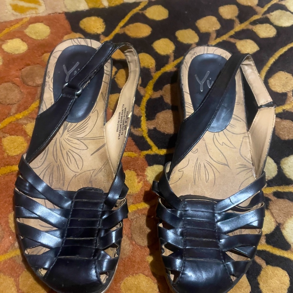 Vintage Yuu sling back closed toe shoe